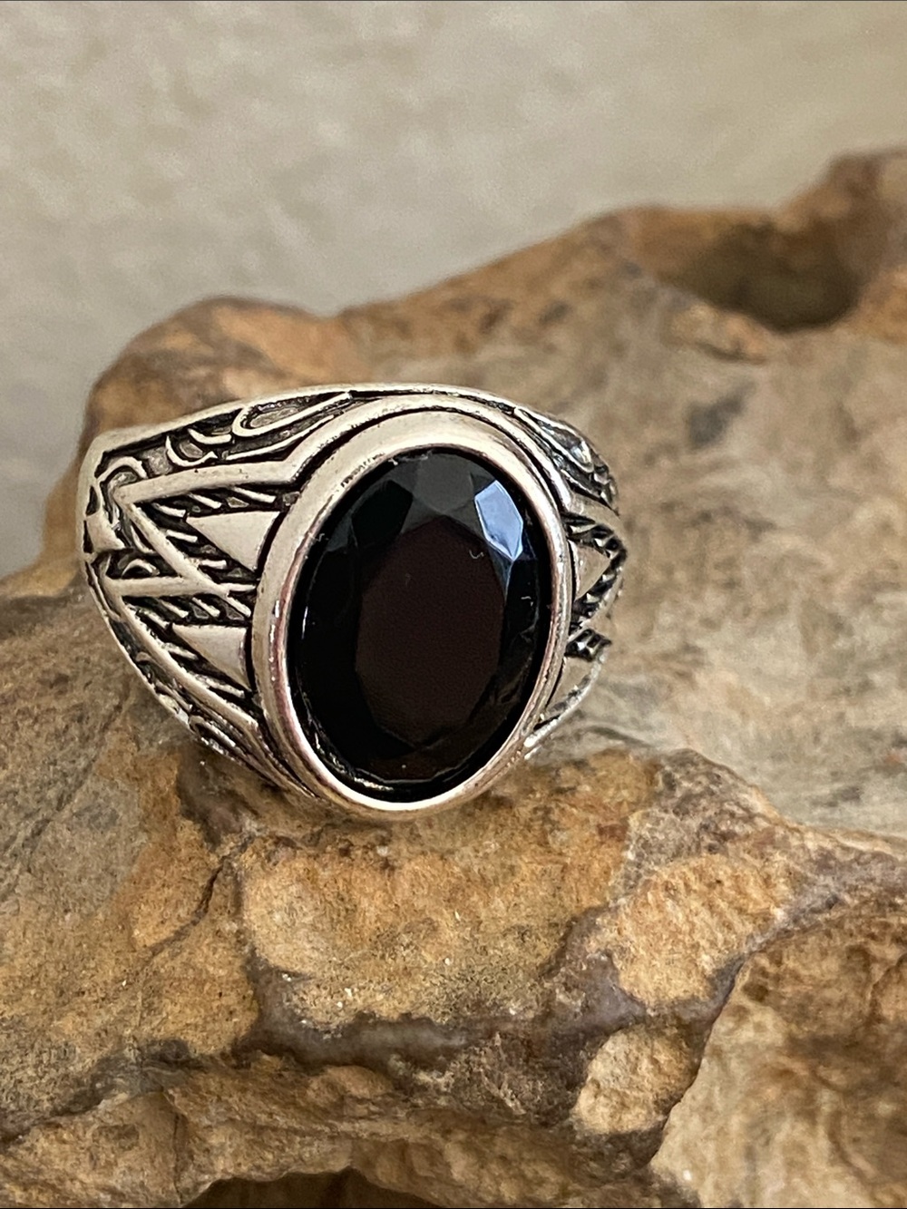 5/$10❤️❤️❤️NEW Ornate Black Faceted Acrylic Cabochon Ring
